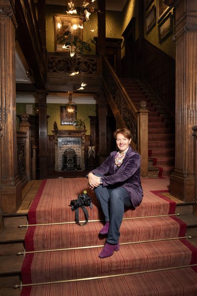 Leontine op trap beneden